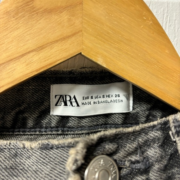 Zara High-Waisted Gray Long Denim Skirt – Sleek & Modern Street Style - Picture 3 of 5